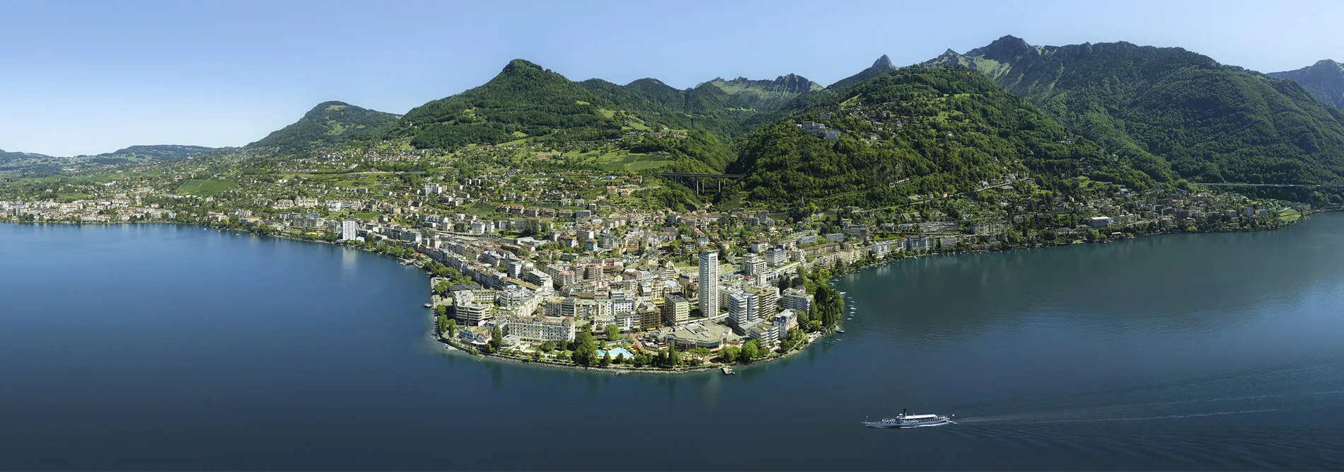 Vue aérienne de Montreux et de sa baie sur le Léman